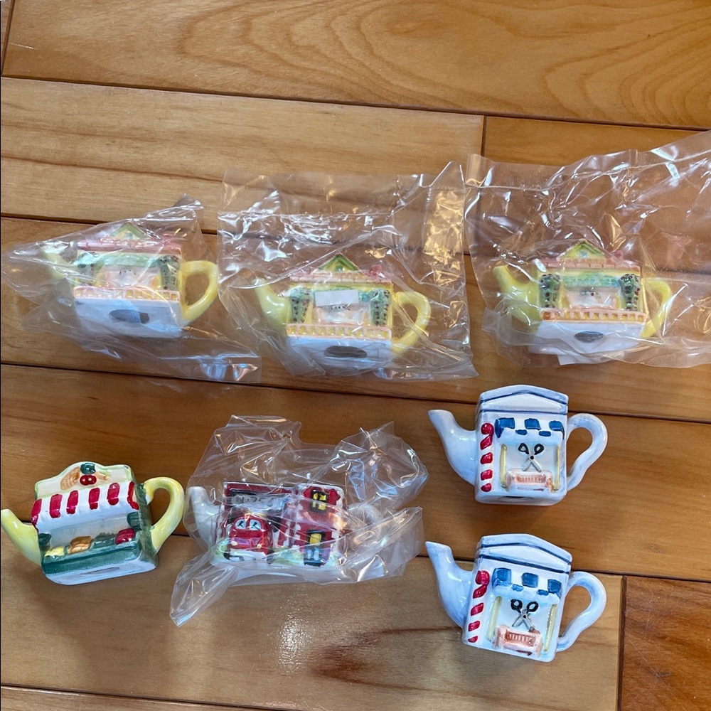 Red Rose Roseville Building Series 1997 4 of the Figurines